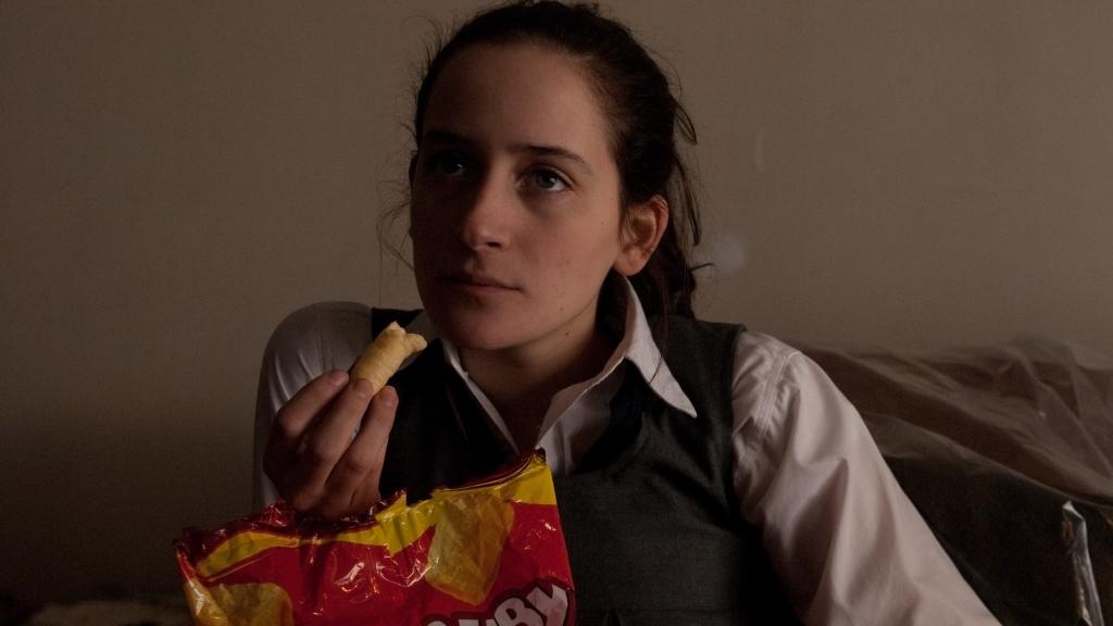 Die gelangweilte Ana hängt am liebsten ab (Copyright: controlzfilms / Karin Porley von Bergen)