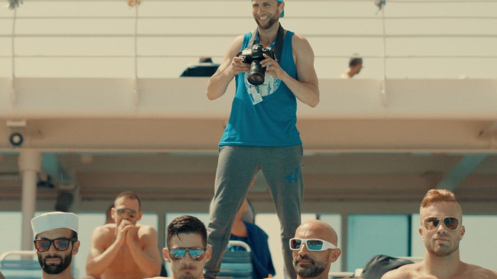 Martin, 42, aus Österreich, ist Fotograf auf dem DREAM BOAT und genießt den Hedonismus und die sexuelle Freiheit an Bord. (Copyright: © gebrueder beetz filmproduktion, 2017)