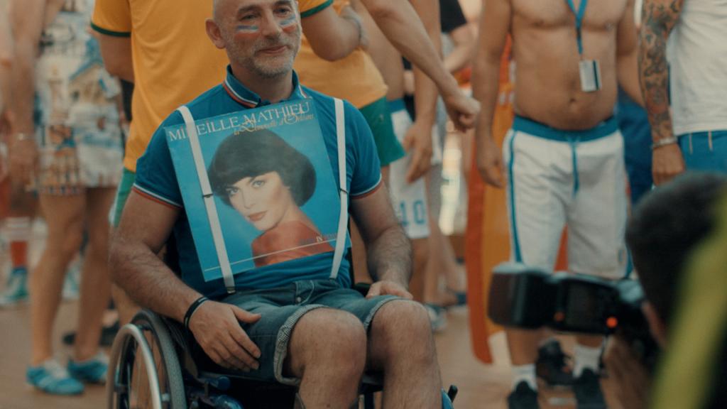 Der Franzose Philippe, 47, sitzt rund 20 Jahren im Rollstuhl. Zu Fremden findet er nur schwer Zugang. Umso wichtiger ist ihm das Gefühl der Zugehörigkeit zu seiner schwulen Ersatzfamilie. (Copyright: © gebrueder beetz filmproduktion, 2017)