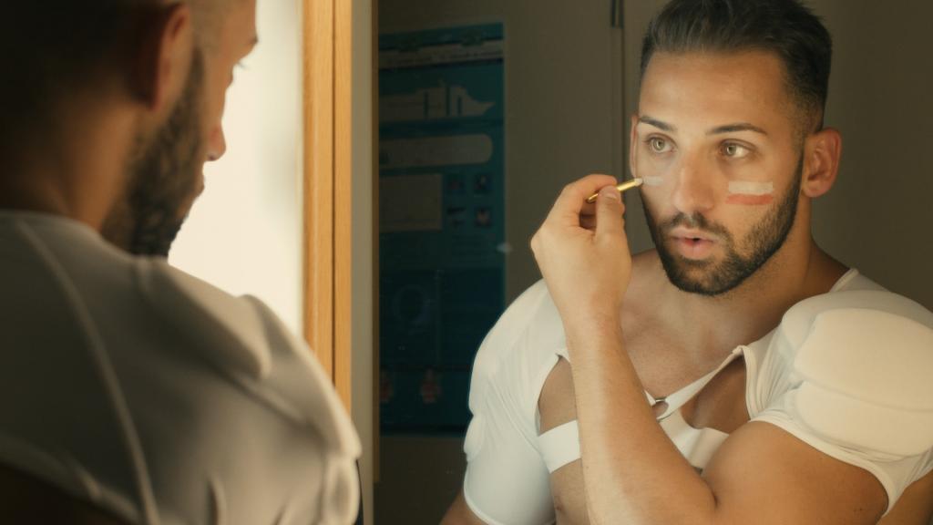 Marek, 24, aus Polen, hat äußerlich alles, um auf dem Männermarkt zu bestehen. Doch seine schwulen Kontakte reduzierten sich bisher hauptsächlich auf das Internet. Die große Liebe hat er dabei noch nicht gefunden – das soll sich auf der Kreuzfahrt nun ändern. (Copyright: © gebrueder beetz filmproduktion, 2017)