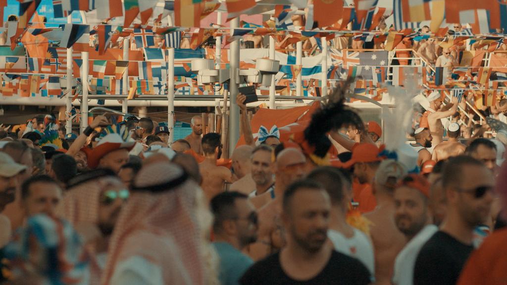 Es regnet Männer. Sie kommen aus 89 Nationen und treiben auf einem Kreuzfahrtschiff entlang der spanischen Ostküste. Sonne, Meer, nackte Haut und viel Testosteron heizen die Stimmung auf. (Copyright: © gebrueder beetz filmproduktion, 2017)