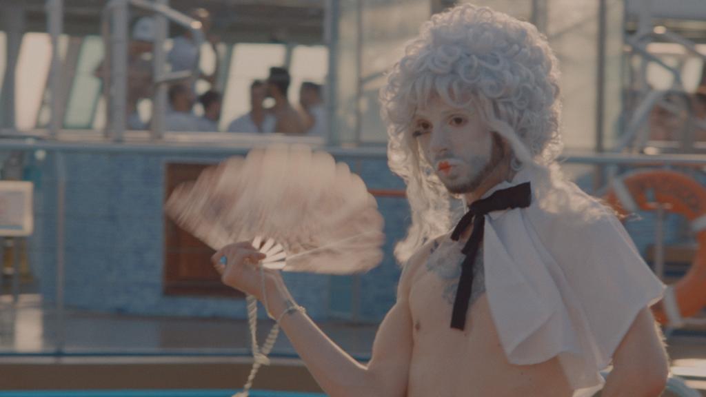 Das Boot der Träume – ein geschützter Ort, an dem die Passagiere eines eint: der Wunsch, als der leben und lieben zu können, der man ist. (Copyright: © gebrueder beetz filmproduktion, 2017)