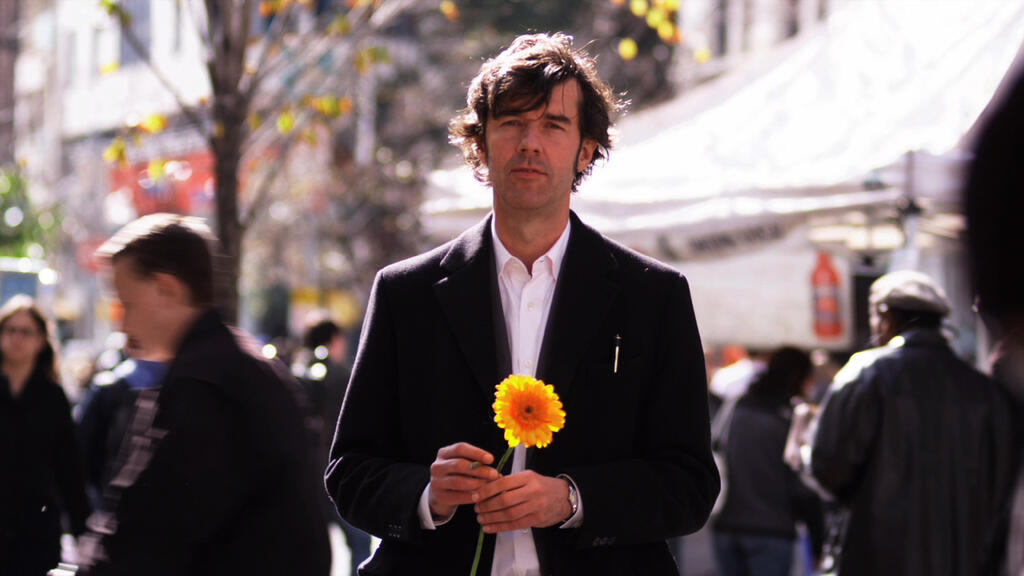 Stefan Sagmeister mit Blume (Copyright: So So Productions)