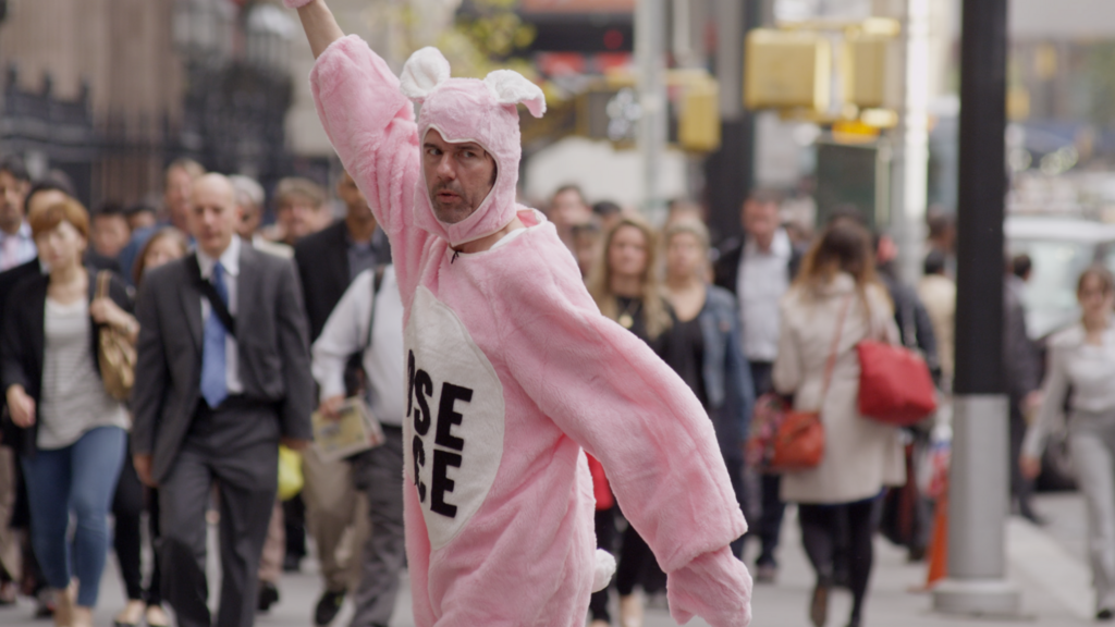 Stefan Sagmeister im Hasenkostüm (Copyright: So So Productions)