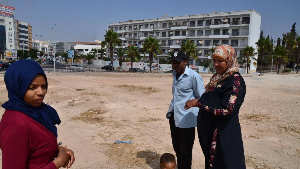 Fatimas Familie vor Haus in Agadir, in dem Fatima gearbeitet hat (Copyright: tagtraum/Susanne Schüle)