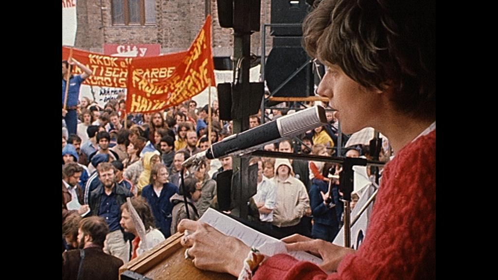 Petra Kelly spricht auf Demo gegen Nachrüstung (Copyright: Bildersturm Filmproduktion)