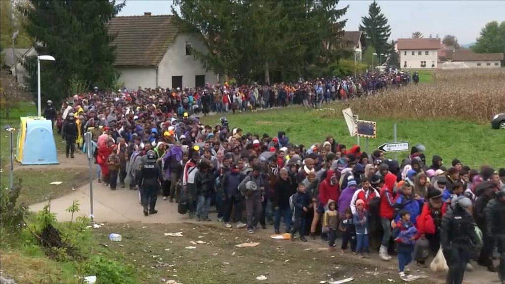 Flüchtlingskolonne (Copyright: Real Fiction Filmverleih)