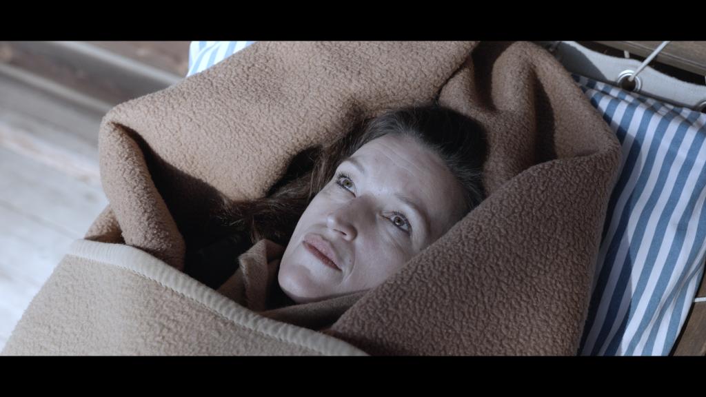 Nina bei der Liegekur (Copyright: Corso Filmproduktion)