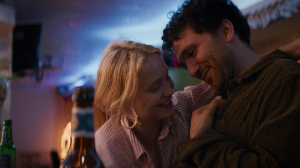 Debby (Magdalena Laubisch) und Julius (David Vornweg) im La Perla (Copyright: Monte Kalk Film)