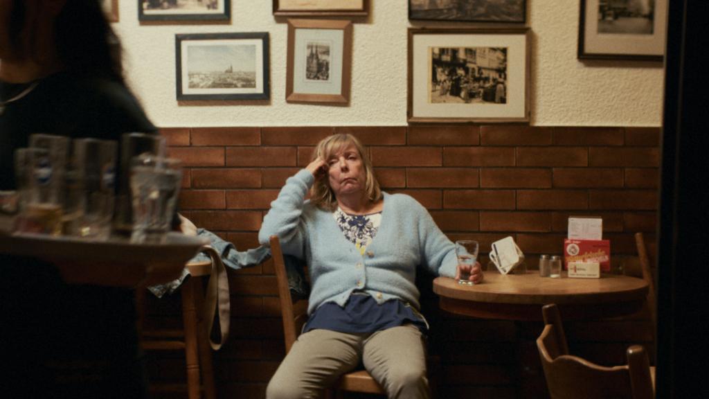 Moni (Ulrike Prager) im Vogel (Copyright: Monte Kalk Film)