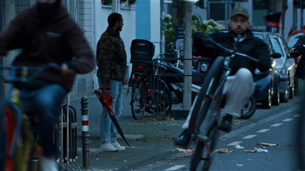 Hamed (Sergen Meral) vor der Ehrenbar (Copyright: Monte Kalk Film)