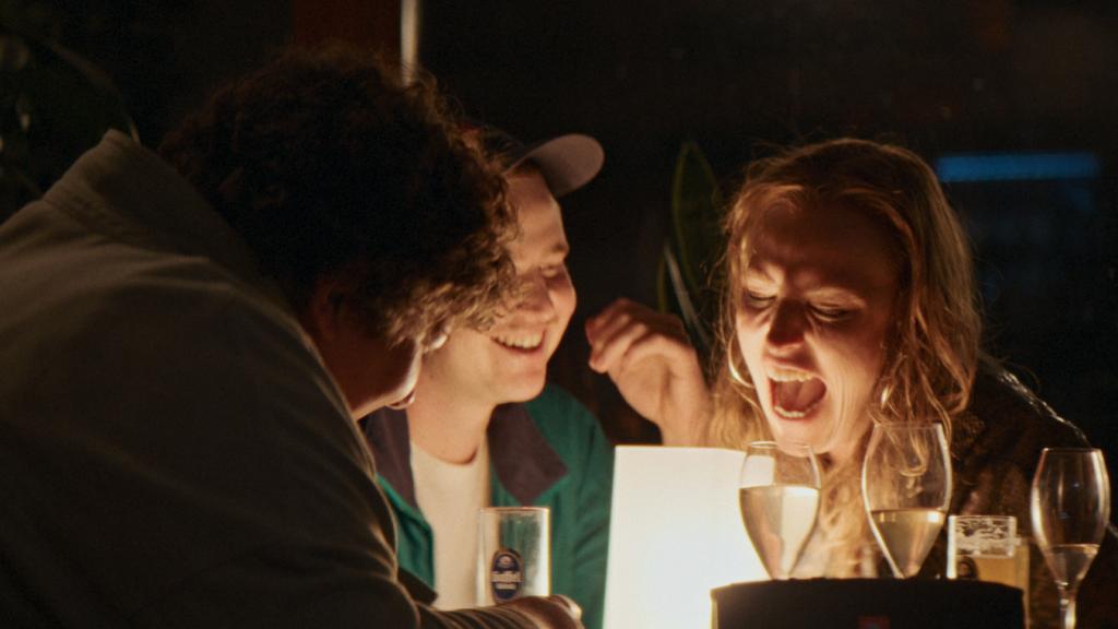 Kim (Philippine Pachl) und Elvira (Thekla Viloo Fliesberg) flirten mit Felix (Moritz Klaus) im AYNI (Copyright: Monte Kalk Film)