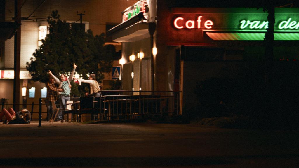 Martin (Martin Aselmann) und Steffie (Oona von Maydell) und Julian (Julian Sark) Streiten sich vor dem Eiscafe VAN DER PUT (Copyright: Monte Kalk Film)